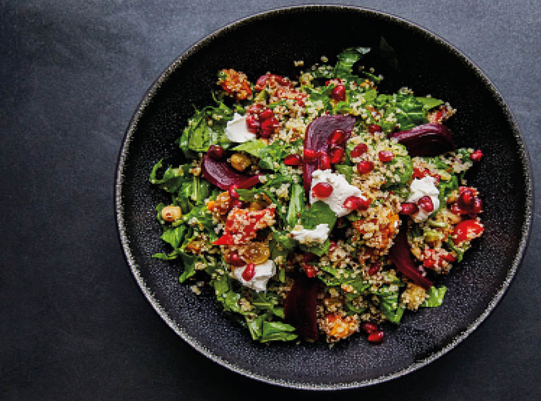 Vollkorn-Quinoa-Salat mit roter Beete